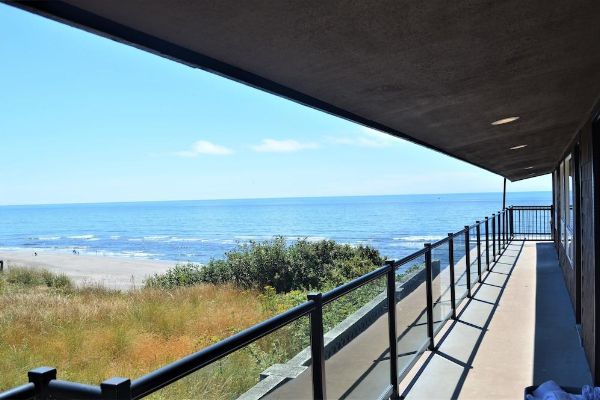 Beachfront Manor Hotel (Lincoln City)